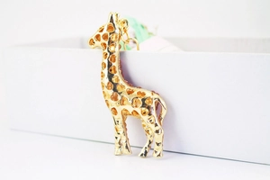 Detail der goldene Giraffe Schlüsselanhänger mit Herzmuster und roten Strasssteinen