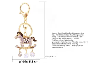 Détail du porte-clés carrousel avec strass, anneau, numéro 5 et breloques de fleurs