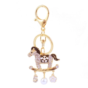 Porte-clés cheval de manège étincelant avec perles et breloques de fleur camélia