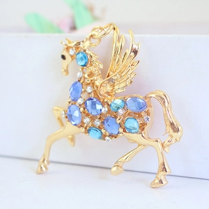 Goldener Pegasus Schlüsselanhänger mit blauen Strasssteinen und eleganten Opal-Details
