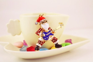 Détail du porte-clés Père Noël avec guitare, alliage doré et strass brillants décoratifs