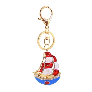 Porte-clés bateau-dragon doré avec strass et pendentif voilier en émail pour la chance