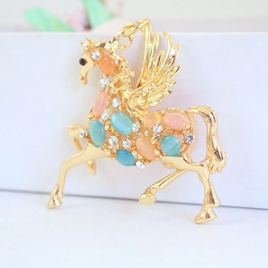 Goldener Pegasus Schlüsselanhänger mit rosa blauen Opalsteinen und funkelndem Strass