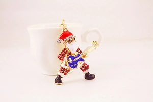 Détail du pendentif Père Noël avec guitare, plaqué or et orné de strass multicolores