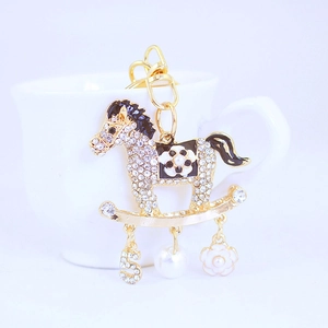 Porte-clés cheval de manège en cristal étincelant avec perles et fleurs émaillées dorées