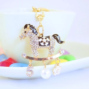 Porte-clés carrousel doré avec strass, perles et breloque fleur de camélia