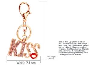 Dettaglio del portachiavi KISS in oro rosa con strass rosa e ciondolo a forma di labbra