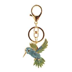 Porte-clés colibri en alliage doré orné de strass bleus et verts sur fond blanc neutre