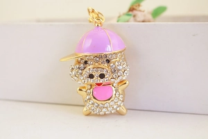 Gros plan du pendentif cochon rose avec cristaux et anneau de porte-clés doré
