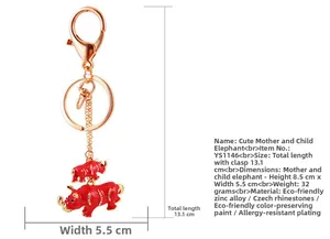 Détail macro du porte-clés rhinocéros en émail rouge avec dimensions et strass blancs brillants