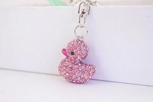 Dettaglio del simpatico portachiavi a forma di papera con strass rosa e gancio
