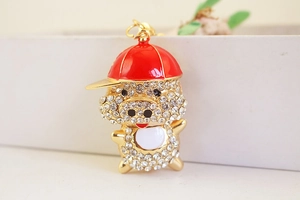 Macro de porte-clés cochon avec casquette rouge et cristaux de strass étincelants