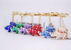 Détail de six porte-clés rhinocéros colorés en émail avec strass brillants et anneau doré