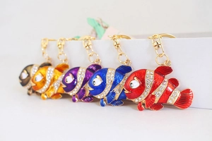 Détail de porte-clés poisson-clown colorés avec strass et émail en cinq couleurs