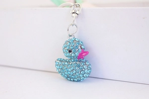 Dettaglio del portachiavi a forma di anatra con strass blu, becco rosa e chiusura argento