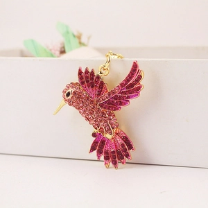 Porte-clés colibri coloré avec strass roses et finition en alliage doré élégant