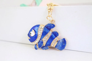Vue détaillée du porte-clés poisson clown en émail bleu avec strass et fermoir doré