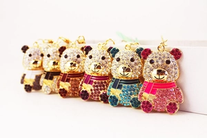 Dettaglio ravvicinato di portachiavi panda con strass colorati e sciarpe vivaci