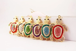 Détails de porte-clés tortues en strass colorés déclinés en six variantes de couleurs vives