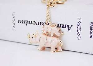 Détail du porte-clés rhinocéros mère et bébé en émail rose avec cristaux brillants