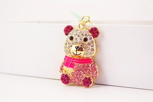 Dettaglio del portachiavi a panda con strass rosa e bianchi e placcatura in oro