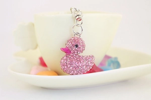 Portachiavi a forma di papera con strass rosa e chiusura a moschettone su tazza bianca