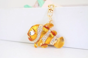 Détail du porte-clés poisson-clown orange avec strass et fermoir mousqueton doré