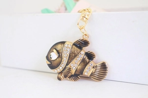 Gros plan détaillé d'un porte-clés poisson-clown en bronze avec strass blancs brillants