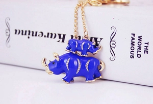 Vue détaillée du porte-clés rhinocéros en émail bleu avec strass et détails dorés fins