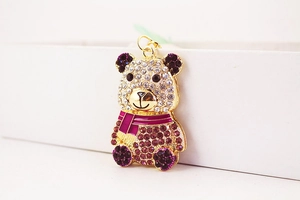 Dettaglio del portachiavi a forma di panda dorato con strass multicolori scintillanti