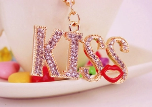 Dettaglio del portachiavi KISS con strass scintillanti e labbra rosse placcato oro