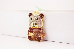 Dettaglio portachiavi panda dorato con strass brillanti e sciarpa in smalto rosso
