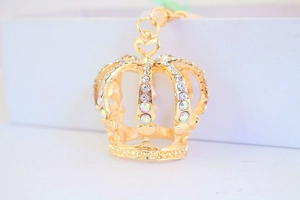 Détail d'un porte-clés couronne de laurier dorée avec strass et boucle en forme de cœur