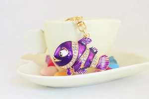 Vue détaillée du porte-clés poisson-clown en émail violet avec strass sur une tasse