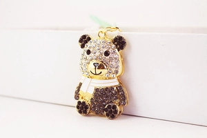 Vista macro di un portachiavi a forma di panda con strass colorati e finitura dorata