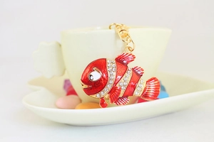 Détail du porte-clés poisson-clown rouge avec strass brillants et finition dorée