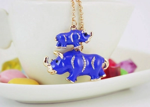 Détail du collier rhinocéros en émail bleu brillant avec placage or et strass