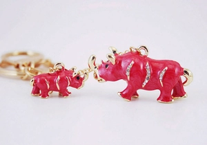 Gros plan détaillé du porte-clés rhinocéros rouge en émail avec alliage doré et strass