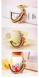 Detail of the sparkling crystal lizard keychain featuring gold alloy and lobster clasp