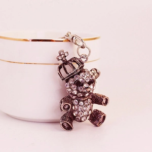 Porte-clés ours étincelant avec couronne et strass sur une tasse en céramique