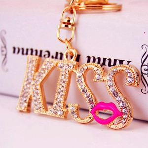 Portachiavi con lettere KISS in strass scintillanti con ciondolo labbra rosa e oro
