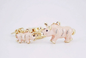 Détails des pendentifs rhinocéros en émail rose avec cristaux et anneaux dorés