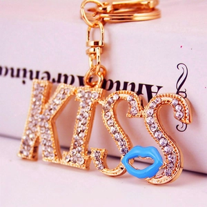 Portachiavi dorato KISS con strass brillanti e ciondolo a forma di labbra blu