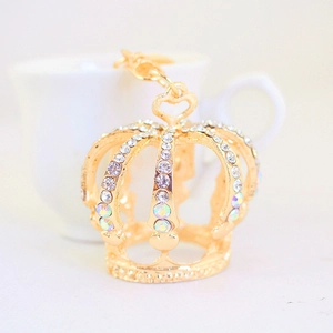 Porte-clés Couronne de Laurier en Strass pour Femmes Pendentif Cœur en Alliage de Zinc Or Luxe Accessoire de Sac Anneau de Voiture Décoratif Cadeau