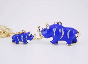 Détail macro du porte-clés rhinocéros en émail bleu avec strass brillants et placage d'or