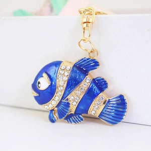 Porte-clés poisson clown bleu avec strass brillants et fermoir pivotant doré élégant