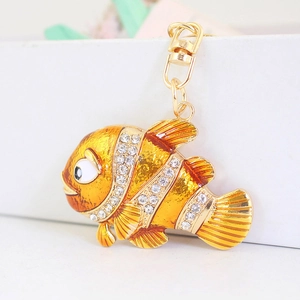 Porte-clés poisson tropical tendance avec strass brillants et fermoir doré chic
