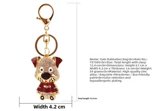Vue détaillée du porte-clés dalmatien avec strass en cristal et alliage de zinc doré