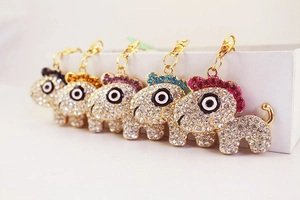 Détail de cinq porte-clés animaux en strass avec crinières colorées en fausse fourrure