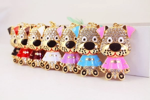 Collection de sept porte-clés dalmatiens colorés sertis de cristaux en diverses tenues